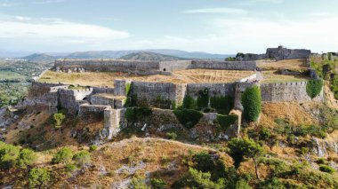 Hava manzaralı ve eski bir kale.