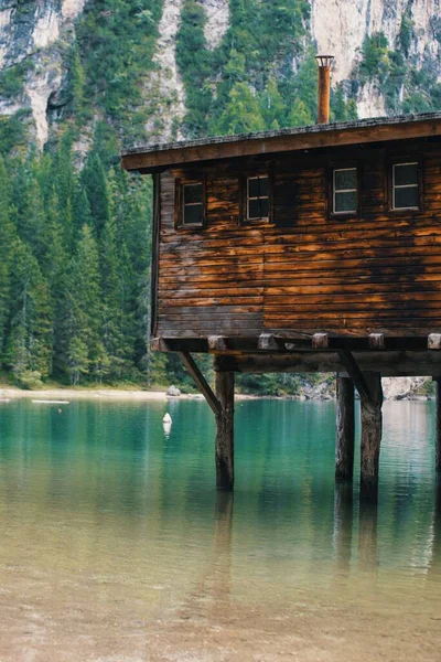 Serene View Cozy Cottage Lake Braies Majestic Dolomite Mountains Italy — Stock Photo, Image