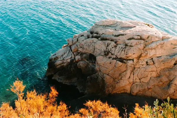 Eine Klippe Meer Einem Sonnigen Tag — Stockfoto