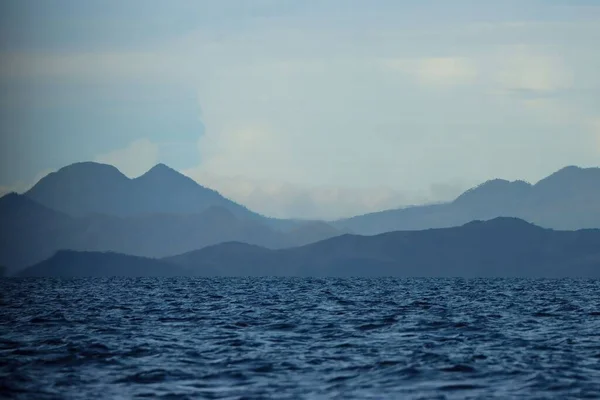 Μια Ειρηνική Θαλασσογραφία Βουνά Και Ορίζοντα Στις Φιλιππίνες — Φωτογραφία Αρχείου