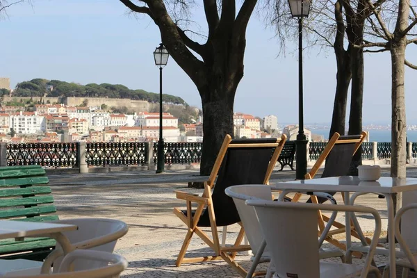 Liegestuehle Einem Romantischen Platz Fruehling Mit Blick Ueber Lissabon Pocos — Foto de Stock