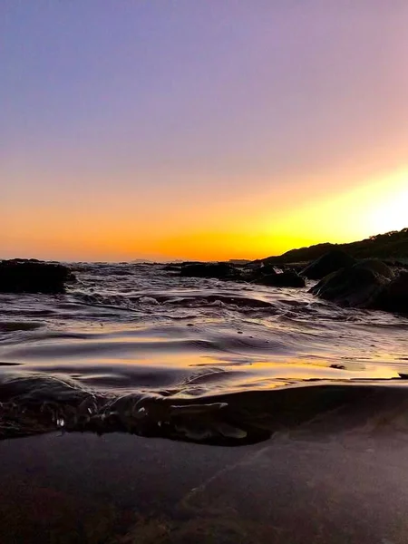 Крупный План Морской Воды Камнями Закате — стоковое фото