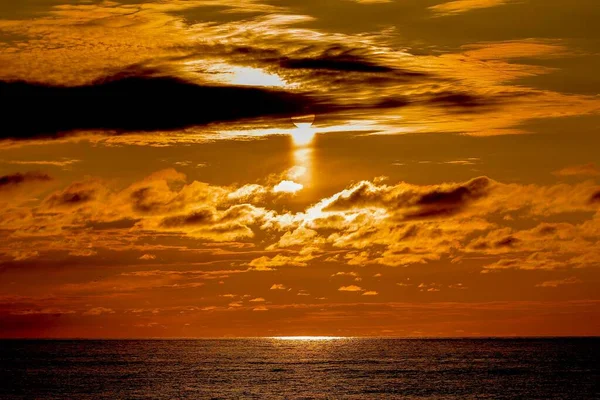 Atardecer Dorado Cielo Lleno Nubes Sobre Mar Negro Vista Desde —  Fotos de Stock