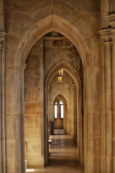 中世の大聖堂の廊下のアーチの垂直ビュー — ストック写真