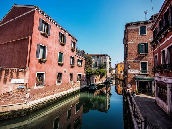 Venedik Teki Kanaldan Temiz Bir — Stok fotoğraf