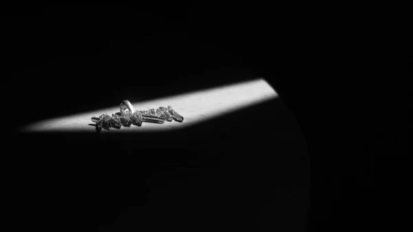 Een Close Van Een Zilveren Haarspeld Met Diamanten Zaklamp Duisternis — Stockfoto