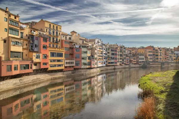 Uma Linha Casas Coloridas Junto Rio Cidade Velha Girona — Fotografia de Stock