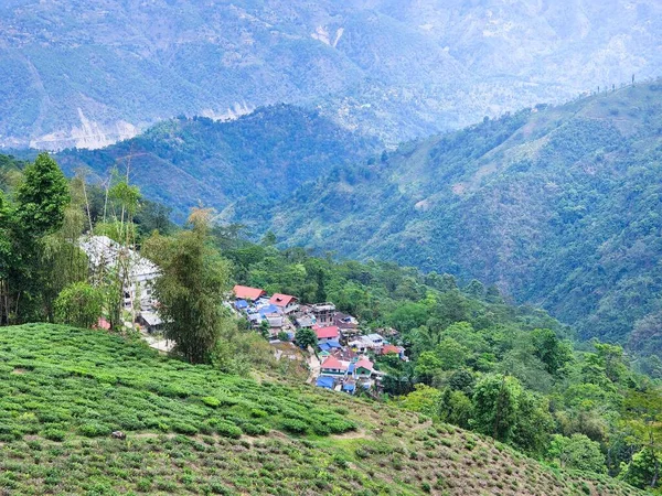 의산들에 자리잡은 마을의 — 스톡 사진