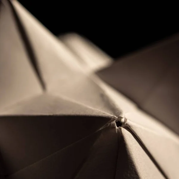 Absztrakt Közelkép Egy Fehér Origami Labdáról Fekete Fehér Geometrikus Papír — Stock Fotó