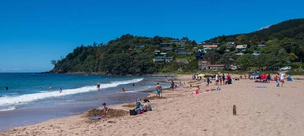 Una Hermosa Vista Gente Disfrutando Playa Hahei Coromandel Nueva Zelanda — Foto de Stock