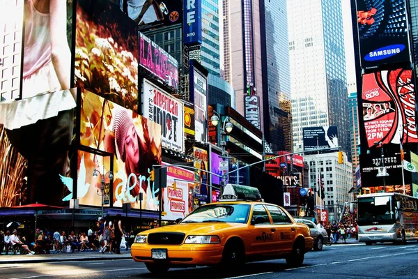 Žlutý Taxík Projíždějící Přes Digitální Billboardy Times Square Dne New — Stock fotografie