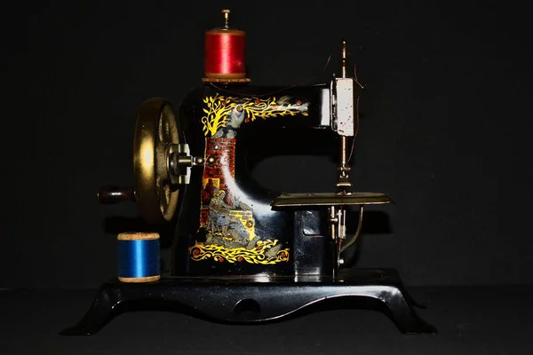 Closeup Shot Vintage Sewing Machine Isolated Black Background — Stock Photo, Image