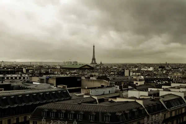 背景にエッフェル塔と雨の日にパリの街並みの空中ビュー — ストック写真
