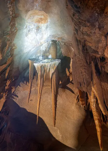 Egy Függőleges Lövés Egy Fényes Fényes Stalactite Cocaliere Barlangban Franciaországban — Stock Fotó