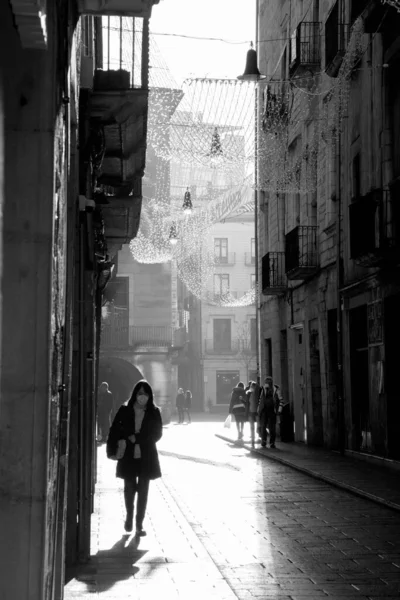 Une Fille Marche Dans Une Rue Vieille Ville Gérone — Photo