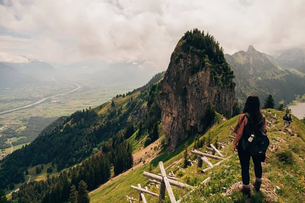 Uma Jovem Fêmea Encosta Das Montanhas Alpstein Com Seus Altos — Fotografia de Stock