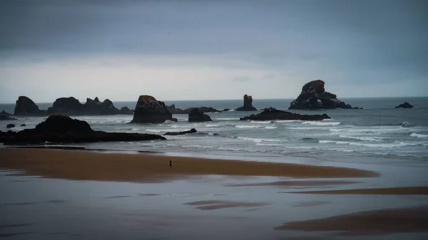 Bulutlu Bir Günde Kaya Oluşumları Olan Kumlu Bir Plaj Manzarası — Stok fotoğraf