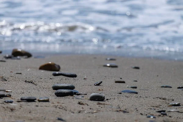 海浪冲刷在沙滩上 海浪冲向海岸 — 图库照片