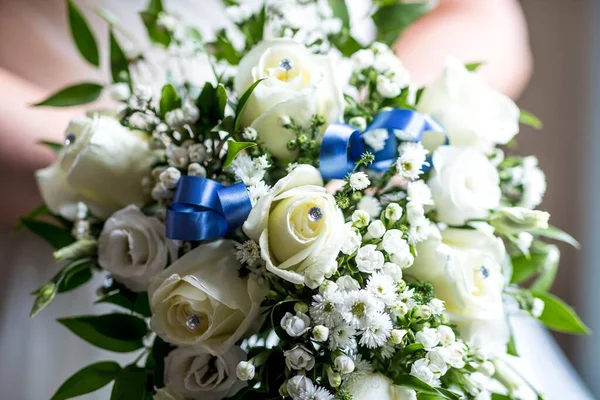 Крупный План Красивого Букета Белых Роз Свадьбы — стоковое фото