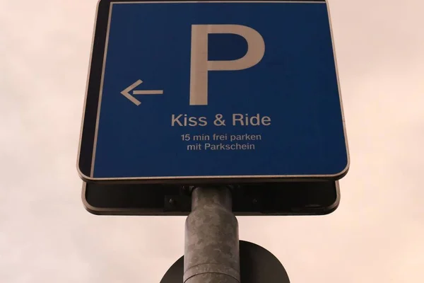 Niebieski Znak Parkingowy Kiss Ride Ulicy Ponury Dzień — Zdjęcie stockowe