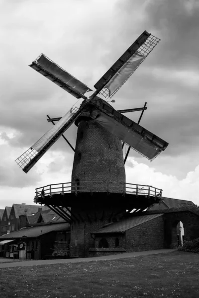 Échelle Gris Verticale Vieux Moulin Vent Face Ciel Nuageux — Photo