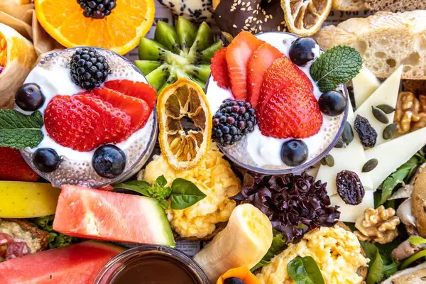 Een Close Van Diverse Vruchten Kaas Brood Dessert Een Schotel — Stockfoto