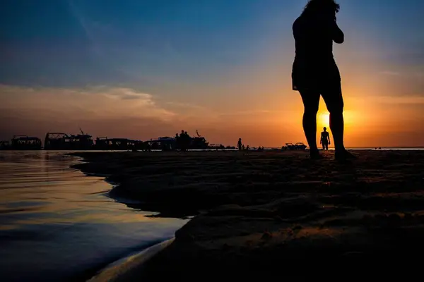 Une Silhouette Personnes Plage Coucher Soleil — Photo