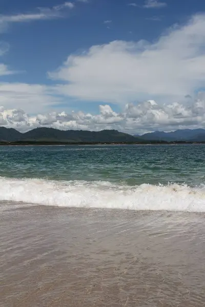 Uma Bela Vista Mar Com Ondas Sob Céu Azul Nublado — Fotografia de Stock