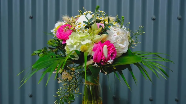 Gros Plan Beau Bouquet Avec Différentes Fleurs Sur Fond Gris — Photo