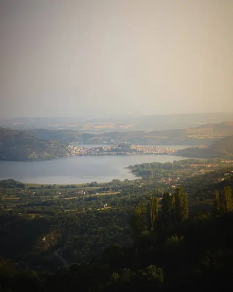Ein Vertikaler Blick Auf Die Grünen Hügel Und Einen See — Stockfoto