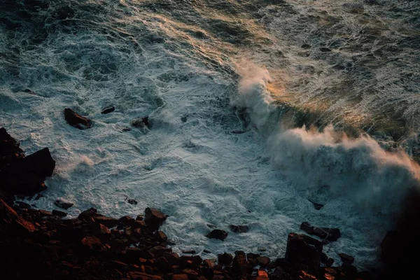 Εναέρια Λήψη Ισχυρών Κυμάτων Ατλαντικός Ωκεανός Χτυπά Τους Βράχους Στο — Φωτογραφία Αρχείου