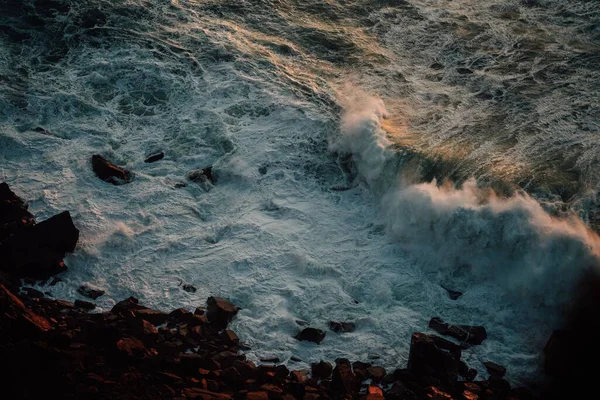 Foto Aérea Olas Fuertes Océano Atlántico Golpeando Las Rocas Cabo —  Fotos de Stock