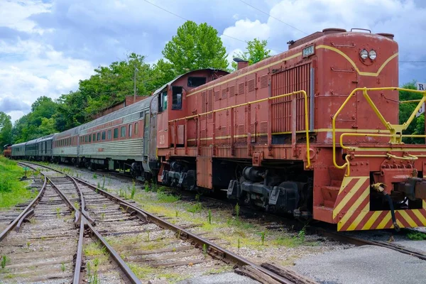 Primer Plano Viejo Tren Rojo Pie Sobre Las Vías Rodeadas — Foto de Stock