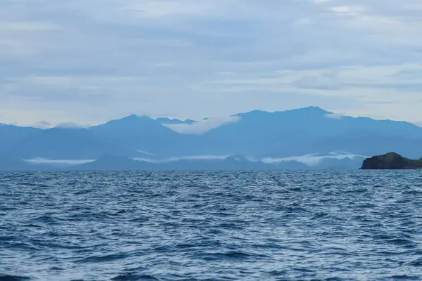 Una Vista Dalle Onde Oceaniche Delle Silhouette Delle Montagne Nelle — Foto Stock
