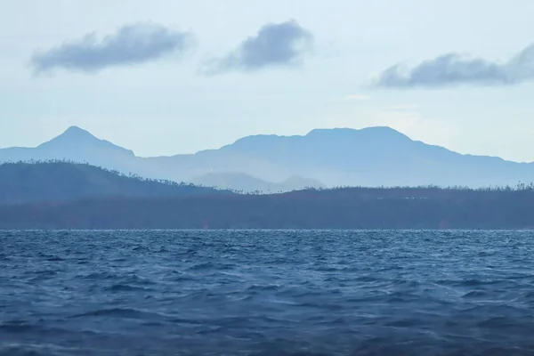 Мирний Морський Мис Горами Краєвидом Філіппінах — стокове фото