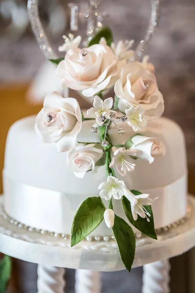一个用鲜花装饰的漂亮婚礼蛋糕的垂直特写 — 图库照片