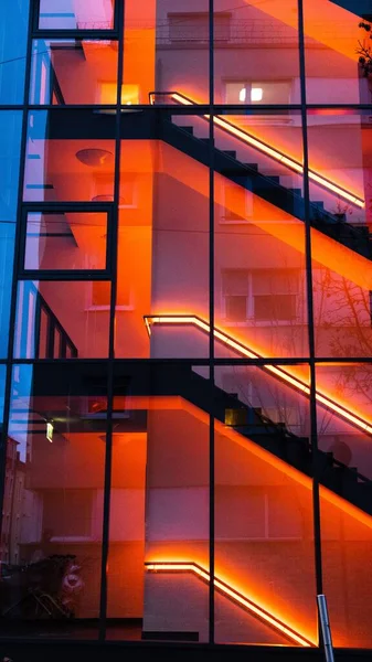 Vertikální Záběr Moderní Budovy Průhlednými Zdmi Schodištěm Neonovými Světly — Stock fotografie