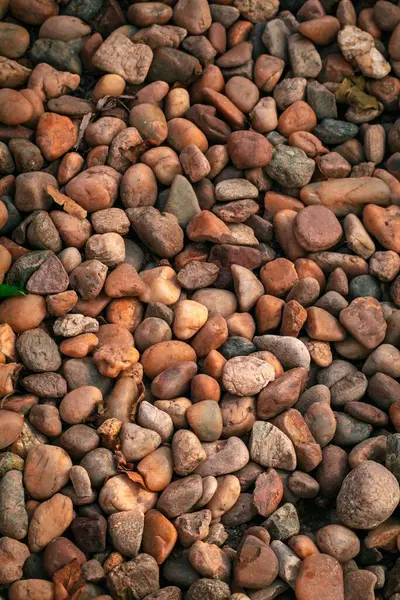 Μια Κάθετη Λήψη Από Πολύχρωμες Πέτρες Στην Παραλία Φόντο Υψηλής — Φωτογραφία Αρχείου
