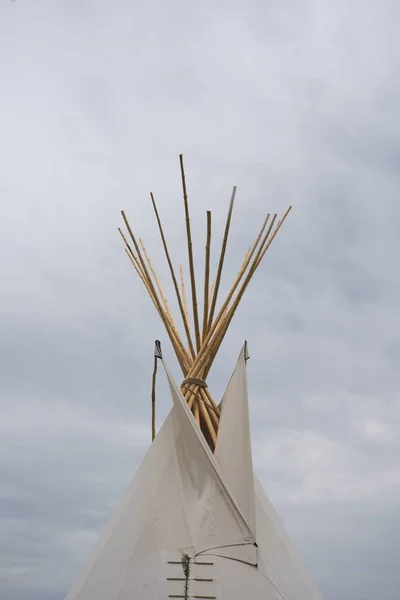 Pionowe Ujęcie Górnej Części Native Teepee Tle Nieba — Zdjęcie stockowe