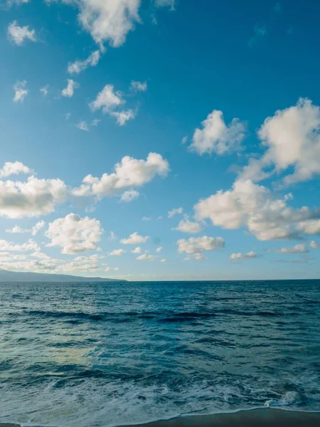 Hawaii Maui Sahili Yıkayan Sakin Dalgaların Dikey Çekimi — Stok fotoğraf