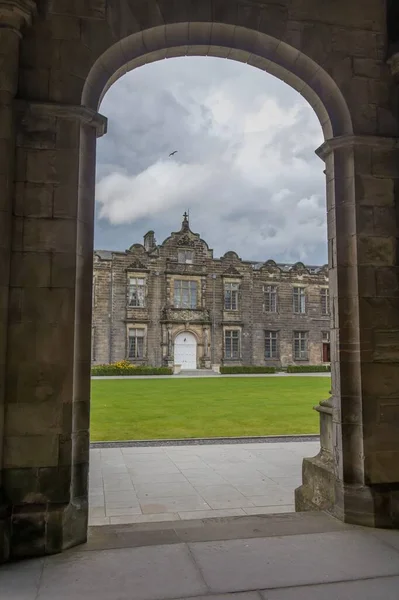 Plano Vertical Una Puerta Uno Los Edificios Universidad Andrews Escocia — Foto de Stock