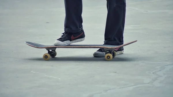 Die Füße Eines Teenagers Der Skateboard Fährt — Stockfoto