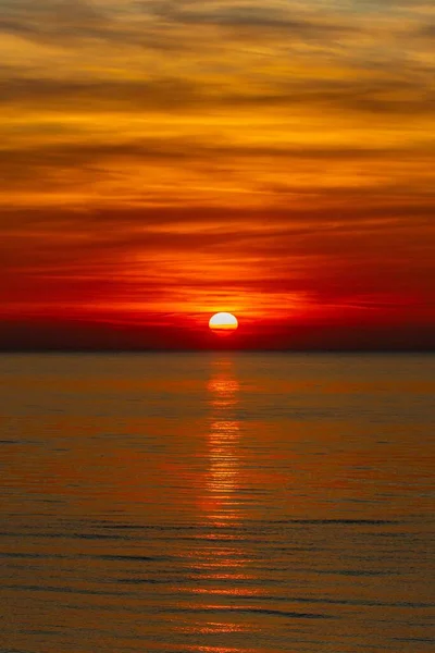 Tiro Vertical Pôr Sol Sobre Mar Negro Vista Uma Praia — Fotografia de Stock