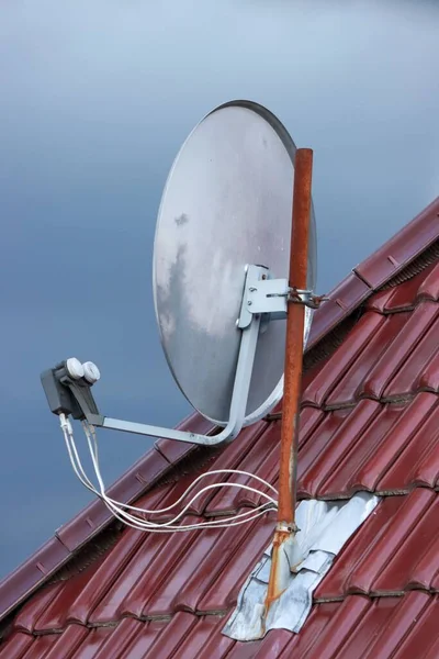 Een Uitzicht Van Een Satelliet Schotel Een Dak Tegen Een — Stockfoto