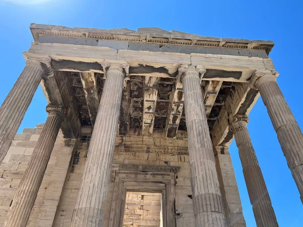 Låg Vinkel Skott Athena Nike Tempel Mot Blå Himmel Aten — Stockfoto