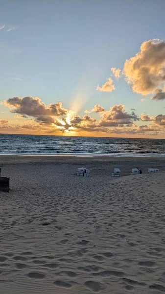 Een Verticaal Shot Van Een Prachtige Zeegezicht Bij Schilderachtige Zonsondergang — Stockfoto