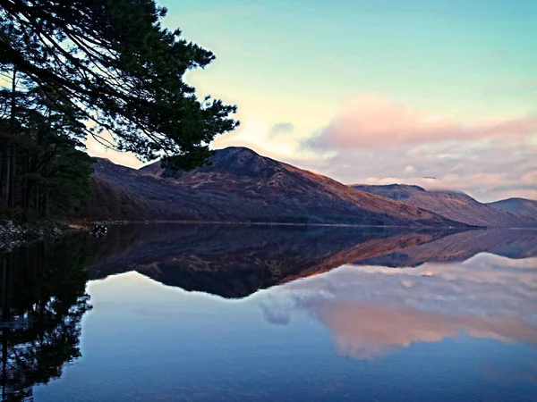 Une Vue Aérienne Belles Montagnes Près Mer Coucher Soleil — Photo