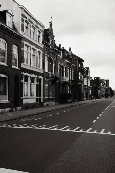 Graustufige Vertikale Aufnahme Einer Typischen Straße Mit Kleinen Reihenhäusern Venlo — Stockfoto