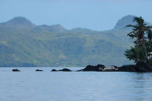 Uma Bela Vista Mar Com Montanhas Fundo Nas Filipinas — Fotografia de Stock