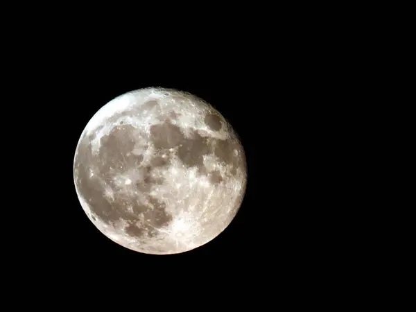 Eine Nahaufnahme Des Mondes Isoliert Auf Schwarzem Hintergrund — Stockfoto